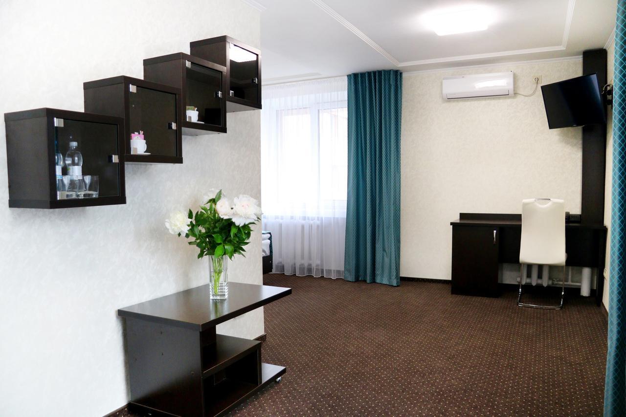 Hotel Tourist Rivne Zewnętrze zdjęcie